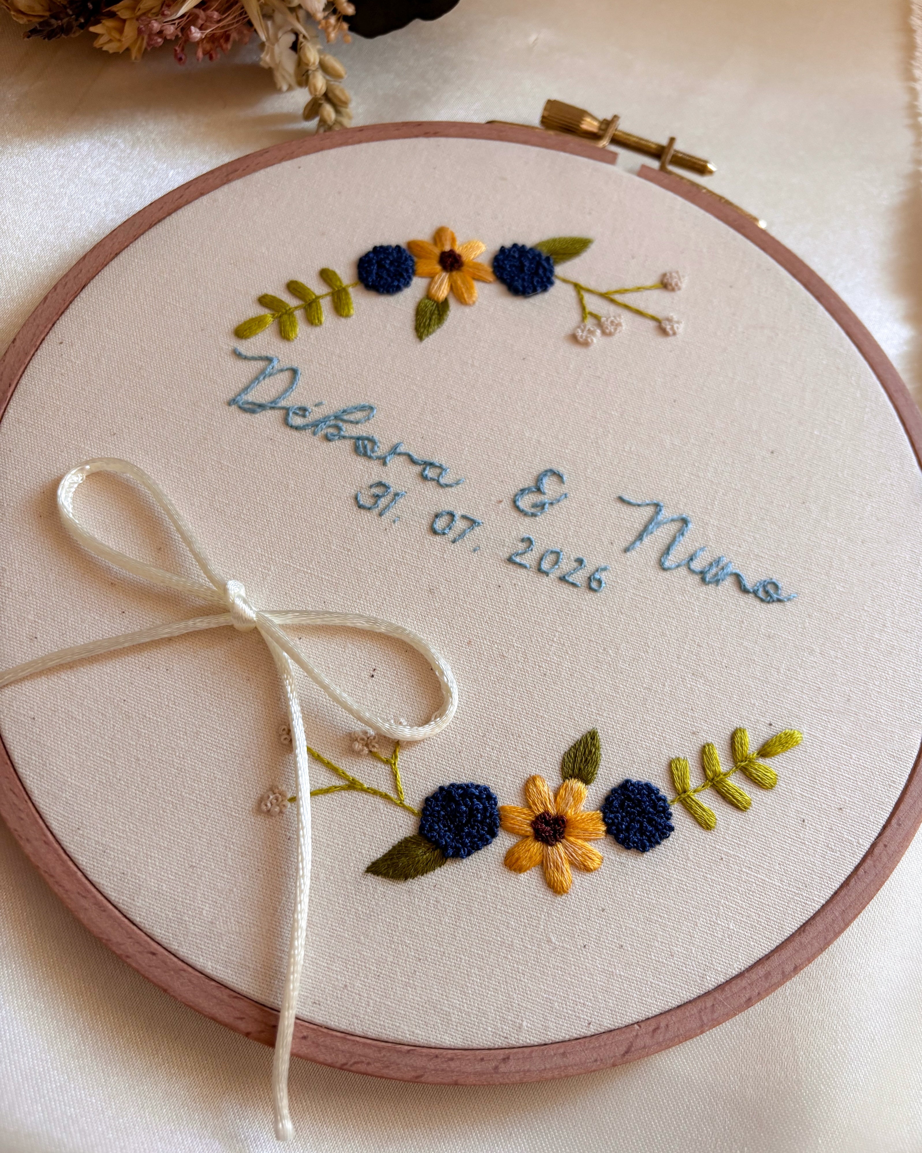 Porta Alianças bordado à mão e personalizado 💍
