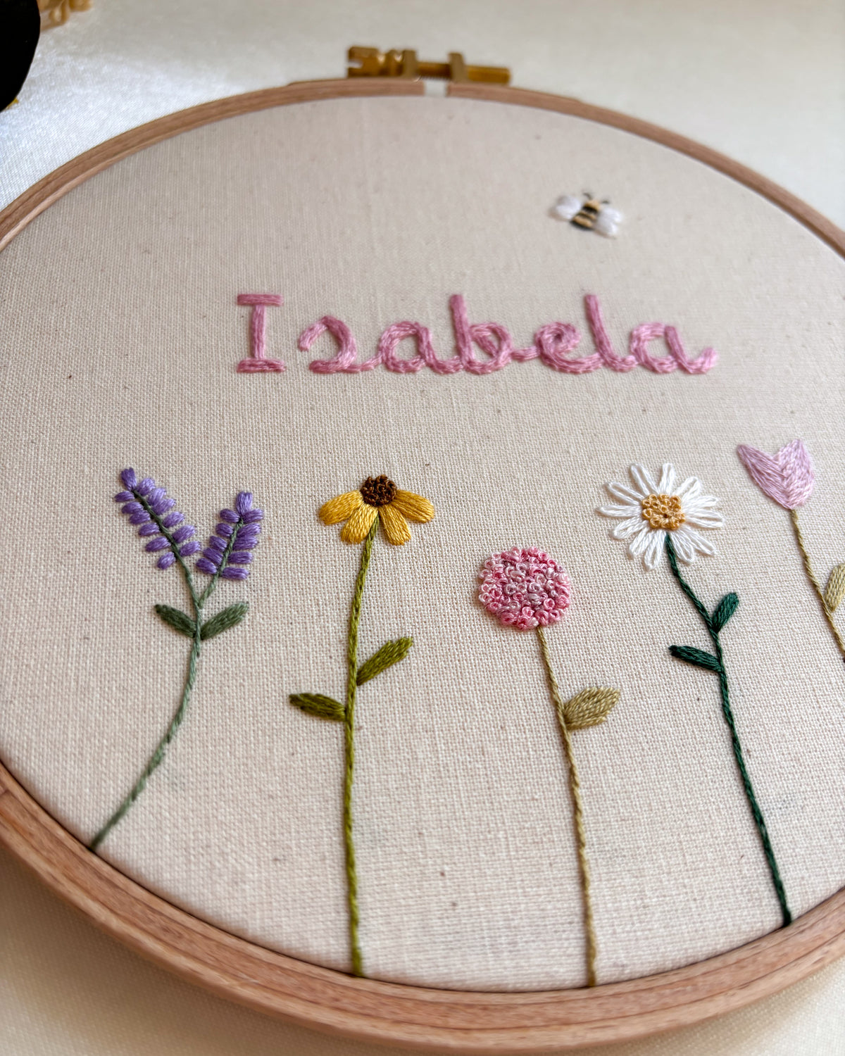 Porta Maternidade bordado à mão e personalizado 🌸